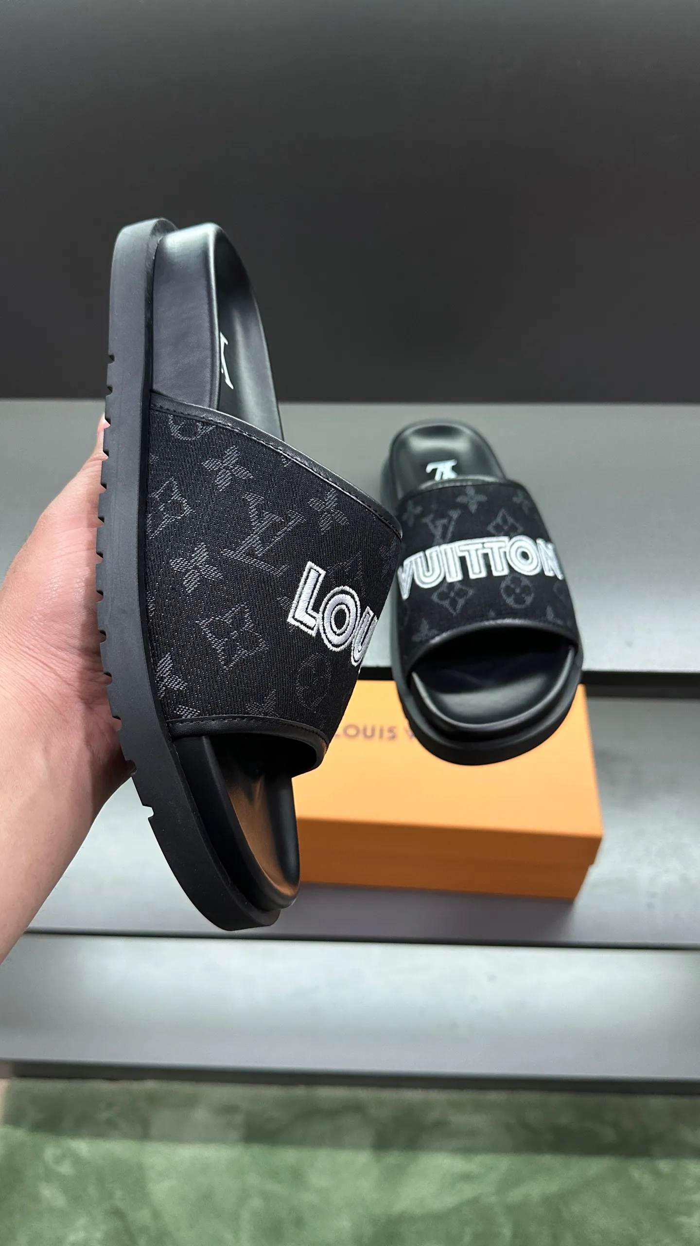 [L Home] P: 300💰Size: 38-45 Top purchasing lv men's summer slippers, classic presbyopia with soft real leather lining, unique color splicing effect, distinctive personality, fashionable and trendy essential style, light and comfortable. Lightweight and tough rubber insole, micro ridged foam outsole, super comfortable!
